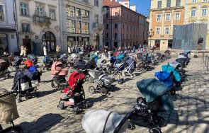 празни бебешки колички центъра лвов една всяко загинало войната дете