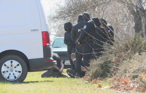 зрелищен арест русе полицаи качулки щракнаха белезниците двама поляци