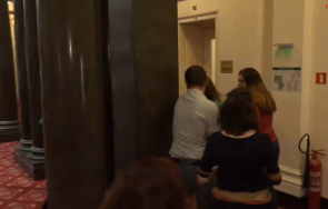 първо пик корнелия нинова бяга тръс репортерите кулоарите парламента обновена