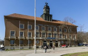 община перник купува спешно 100 сгъваеми пейки бомбоубежищата