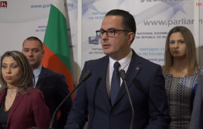 извънредно пик възраждане удари правителството просто киро наблюдаваме 100 дни неадекватно поведение кабинет обновена