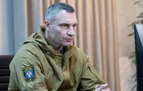 кметът киев виталий кличко готови сме защитаваме бъдещето бъдещето нашите деца оръжие ръка