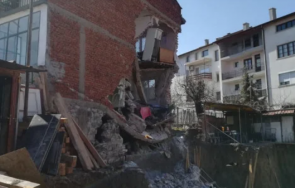 строители събориха стена къща обзавеждането виси въздуха