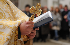 арестуваха свещеник опит бягство присвоил млн евро гърция