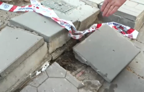 пълен абсурд обезопасиха оголен високоволтов кабел оживена улица тротоарна плочка