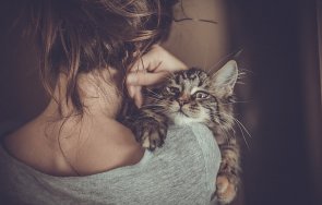 Жена и котка