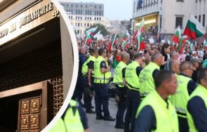 става горещо полицаи надзиратели излизат протест прозорците асен василев