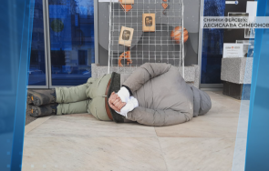 мъж протестира вързани ръце руския културно информационен център заради ужаса буча