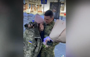 Украински войник предложи брак на приятелката си Видео публикувано в социалните