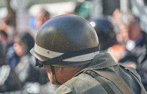 изпращаме украйна 2000 каски 2000 бронежилетки