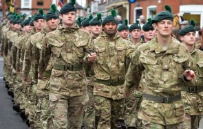 великобритания изпраща военно формирование нас