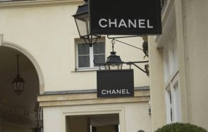 налепиха бутиците шанел париж стикери образа хитлер