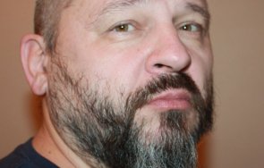 известен руски карикатурист критик путин напусна русия българия