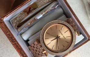 подаряват часовници