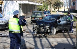 две коли удариха кръстовище благоевград