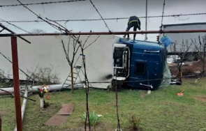 каскада камион влетя двора къща долни богров