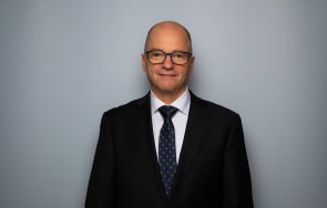 министър отбраната подаде оставка заради афера годишна гимназистка