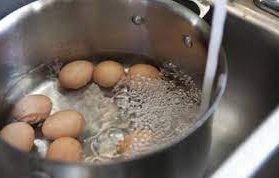 какъв трик използвате напукат великденските яйца варене