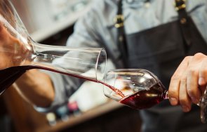 групи хора бива посягат виното