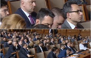 горещо пик дпс напусна пленарна зала дебатите избора шеф бнб тошко йорданов плаши коалиционните партньори живо