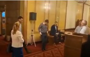 излагация парламента депутатите киро асен правят физарядка кулоари видео