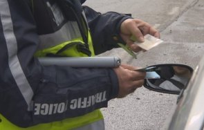 глобиха шофьор опитал подкупи патрул кат