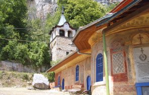 час късно преображенският манастир посреща великден последен