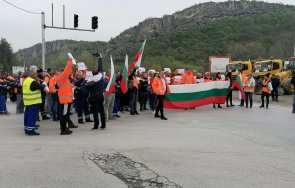 служители пътни строежи блокада велико търново снимки