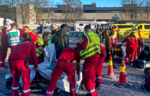 кола вряза публиката време автомобилно шоу осло