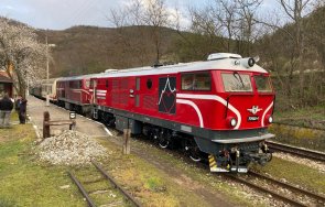 трансформираната баба яга тръгва теснолинейката