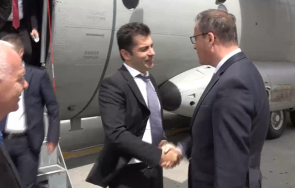 кирил петков пристигна румъния видео