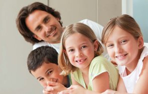 предложение бащите деца годишна възраст имат закрила уволнение