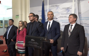 първо пик възраждане бие тревога дни спират доставките петрол еврото реши народът временно назначени американското посолство чиновници играят ролята м