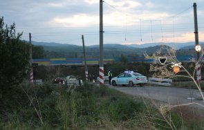 бързият влак софия петрич блъсна автомобил жена прелез