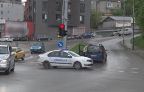 кола помете жена светофар шумен