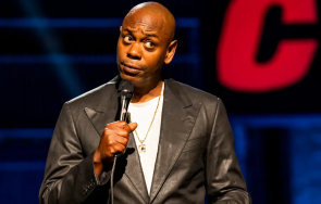 нападнаха комика дейв шапел нож време шоу видео