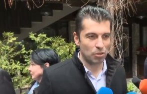 кирил петков избяга журналистите изявлението президента шарлатаните