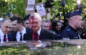 Демонстранти заляха с руския посланик в Сергей Андреев Той бе нападнат