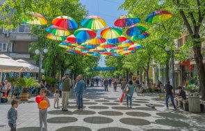 цветна арт инсталация появи центъра бургас