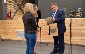 деня европа евродепутатът емил радев награди победителите конкурс първа езикова гимназия варна снимки