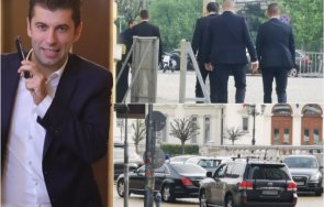 пик вижте подвижния цирк просто киро охранители тичат премиера докато коли нсо задръстват центъра софия снимки