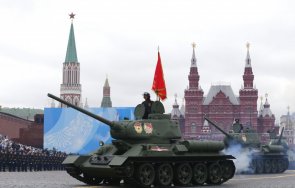 русия отбелязва грандиозен военен парад червения площад