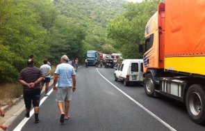 забраняват изпреварването кресненското дефиле