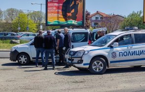 горещо бургас ченгета тарашат половин час служебната кола бившия депутат герб иван вълков снимки