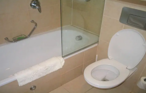 хора изсипват сол тоалетната чиния лягане