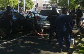 зрелищен арест бургас двама белезници пътното платно