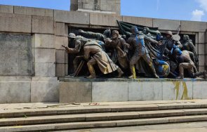 атака пак нацапаха паметника съветската армия цветовете украинското знаме