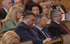 първо пик парламентът отхвърли искане герб комисия меморандумите кабинета живо