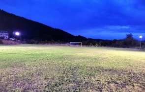 лудост стадионът джерман осъмна дупки терена благотворителен мач опитват съберат пари протези инвалид селото