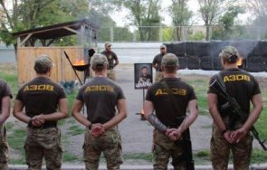 върнал украйна французин европа въоръжава неонацисти буча лъжа азовците навсякъде символите свастики избродирани навсякъде униформите видео